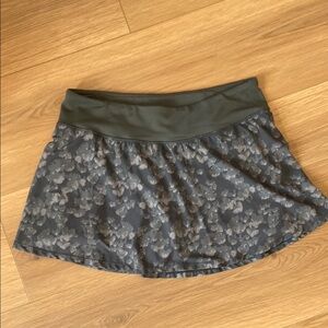 Zella Patterned tennis Skirt in Green and Gray
